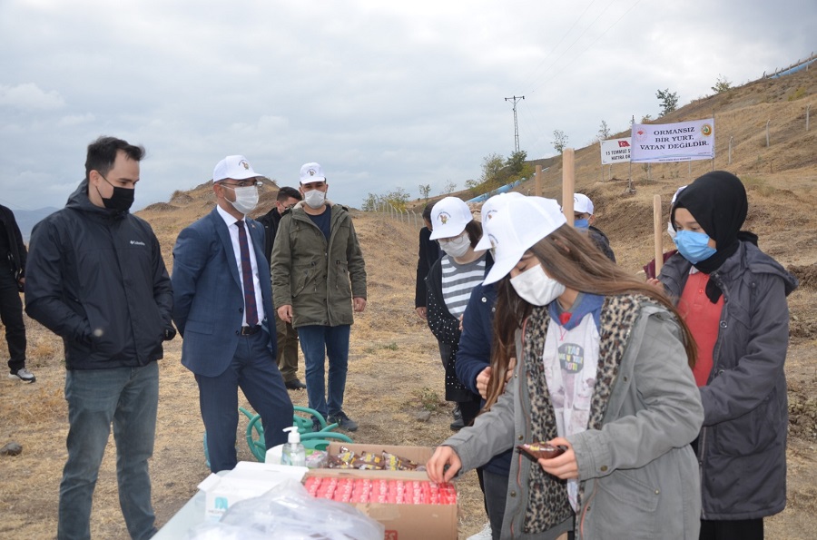 İlçemizde "Geleceğe Nefes, Dünyaya Nefes" İçin Fidanlar Toprakla Buluştu.